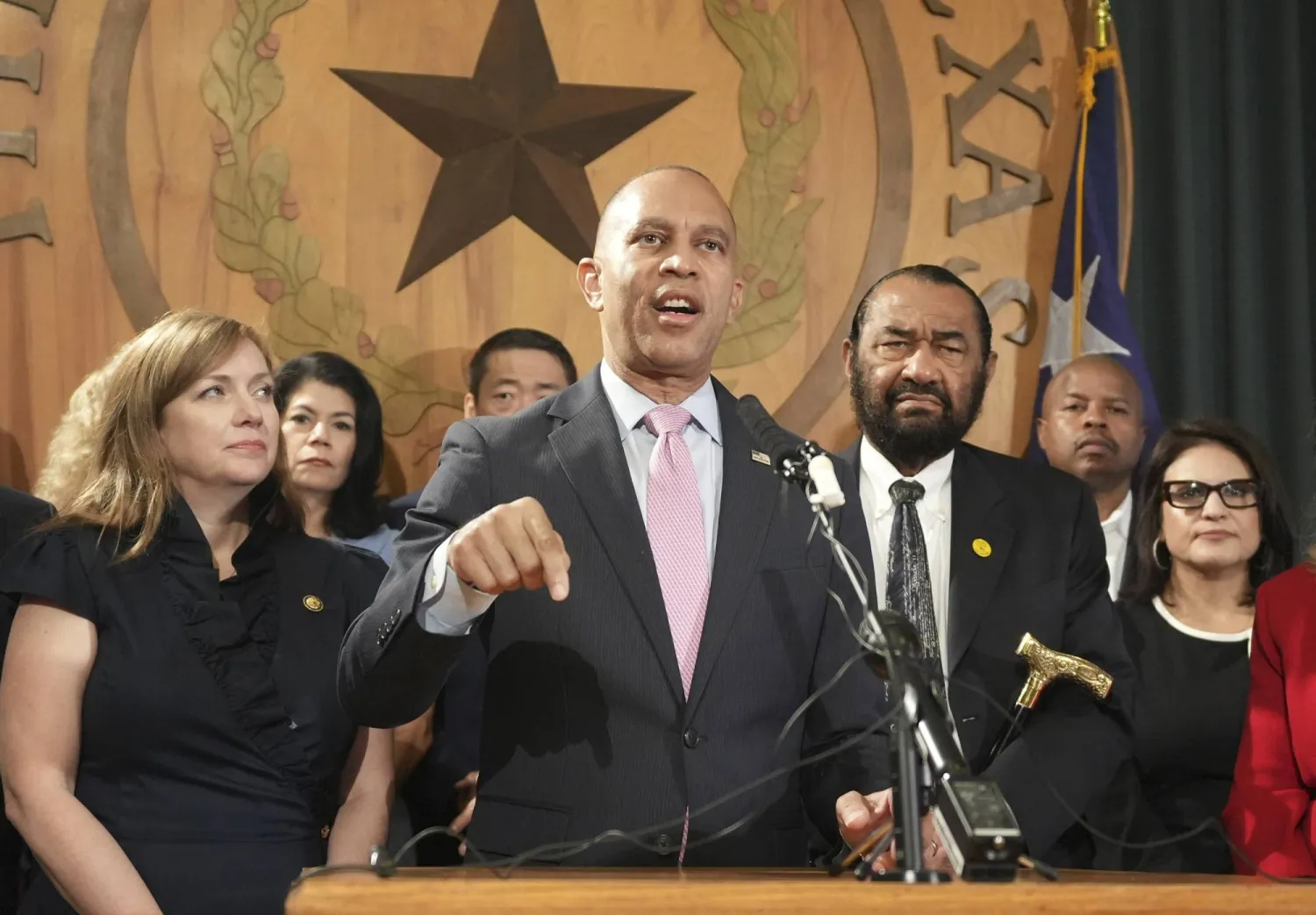 زعيم الأقلية الديمقراطية في مجلس النواب الأميركي حكيم جيفريز خلال كلمة له في أوستن بولاية تكساس يوم 31 يوليو (أ.ب)