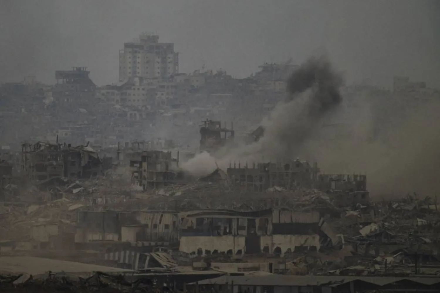  Smoke rises amid destroyed buildings following an Israeli shelling in the Gaza Strip, as seen from southern Israel, Friday, Aug. 1, 2025. (AP) 