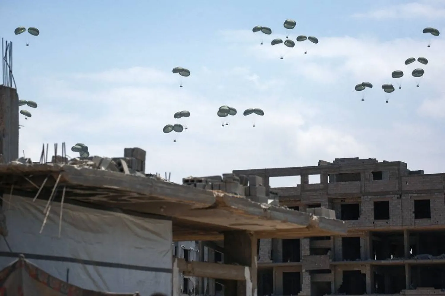 A picture taken in northern Gaza's Jabalia shows aid parcels parachuted down following an airdrop above the Israel-besieged Palestinian territory on August 1, 2025. (AFP) 