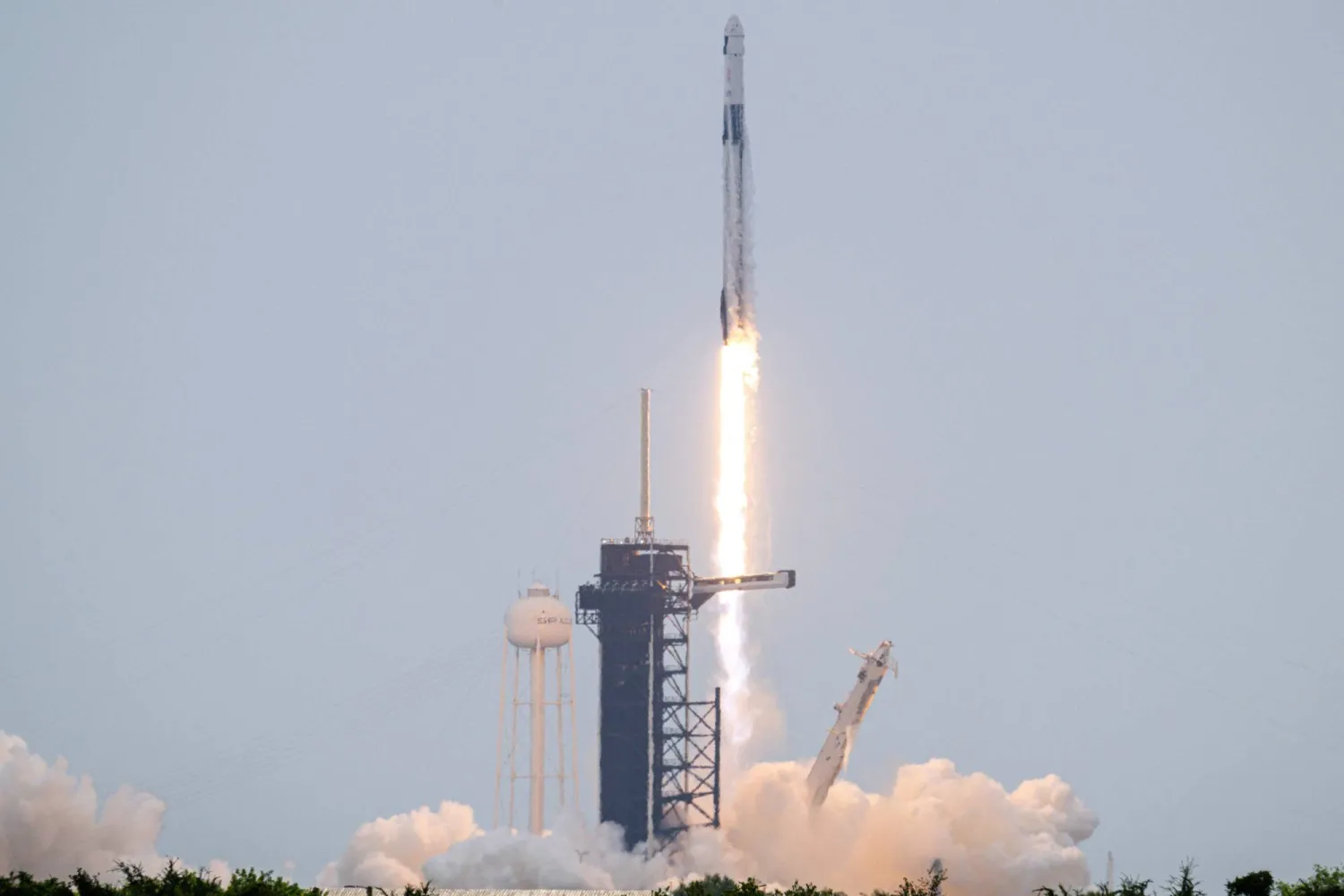 صاروخ «فالكون 9» ينطلق من مركز كينيدي الفضائي حاملاً الكبسولة «دراغون» (أ.ف.ب)