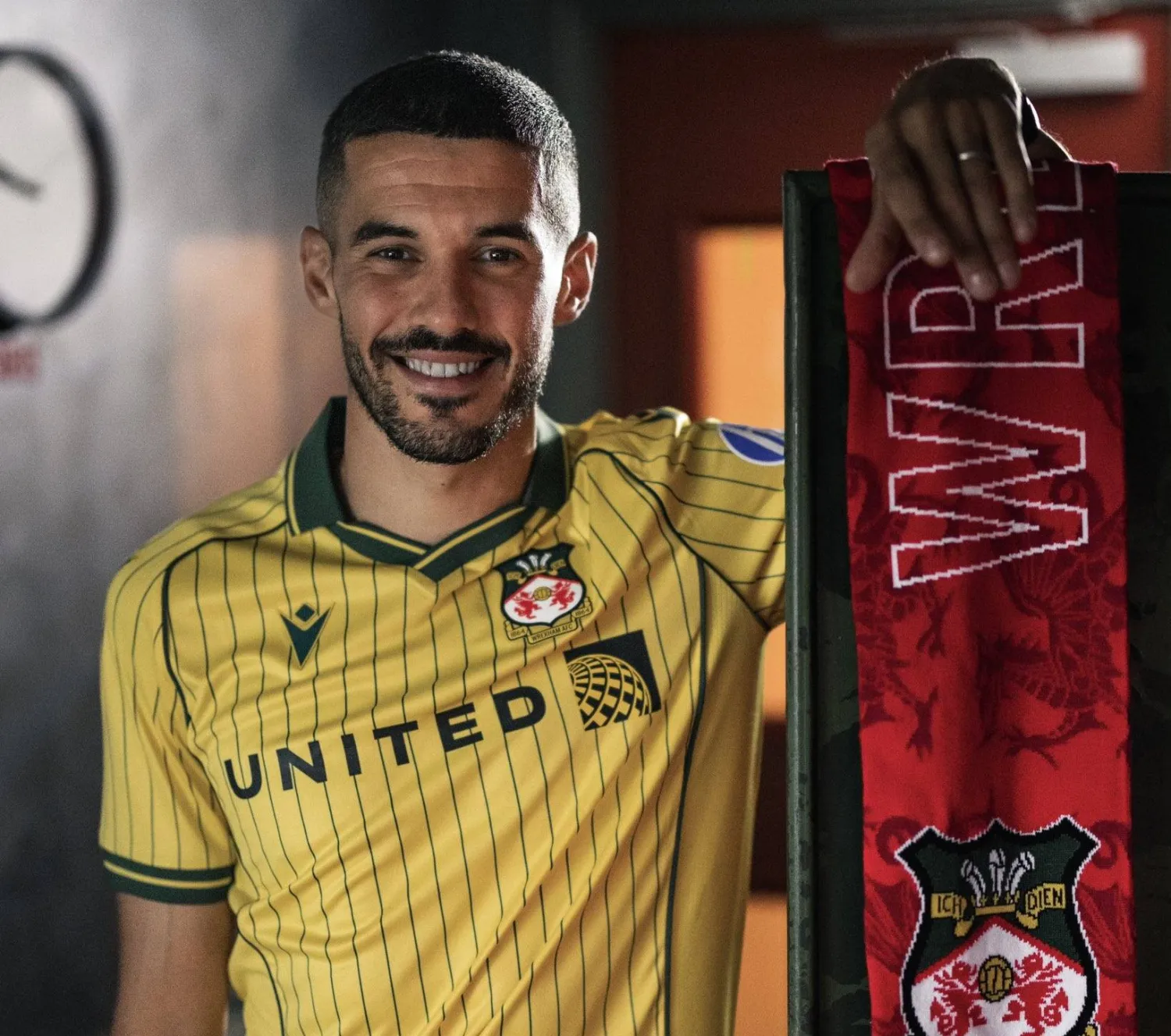 كوادي بشعار ناديه الجديد (الشرق الأوسط)