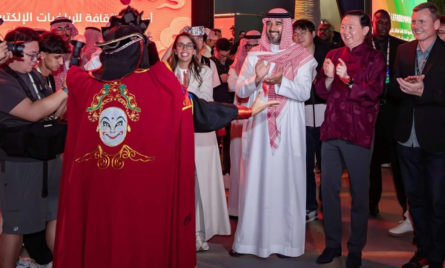 الأمير فيصل بن بندر والسفير الصيني خلال زيارتهما منتزه الناشر (واس)