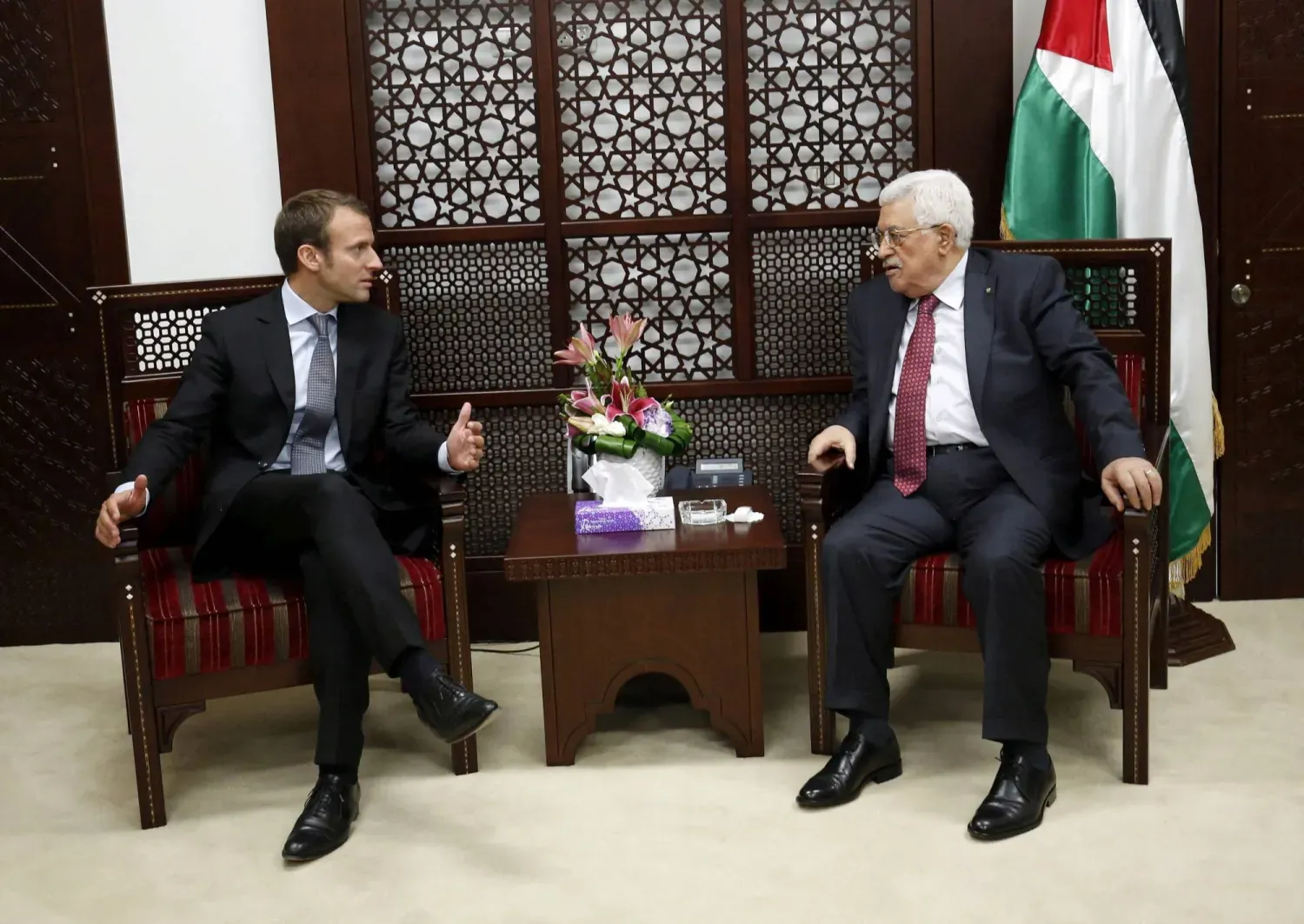 ) Filistin Devlet Başkanı Mahmud Abbas Eylül 2015'te Ramallah'ta Fransa Cumhurbaşknaı Emmanuel Macron ile görüşüyor. (Arşiv – Reuters)