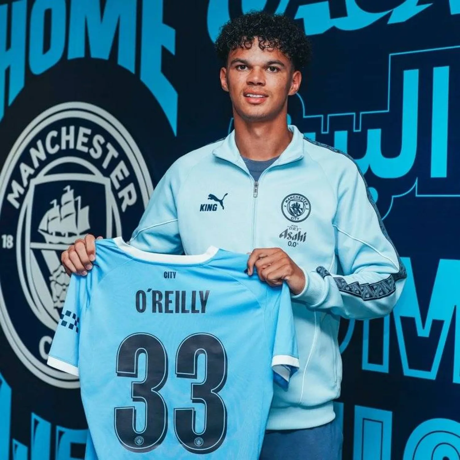 أوريلي يستعرض قميصه الجديد (الشرق الأوسط)