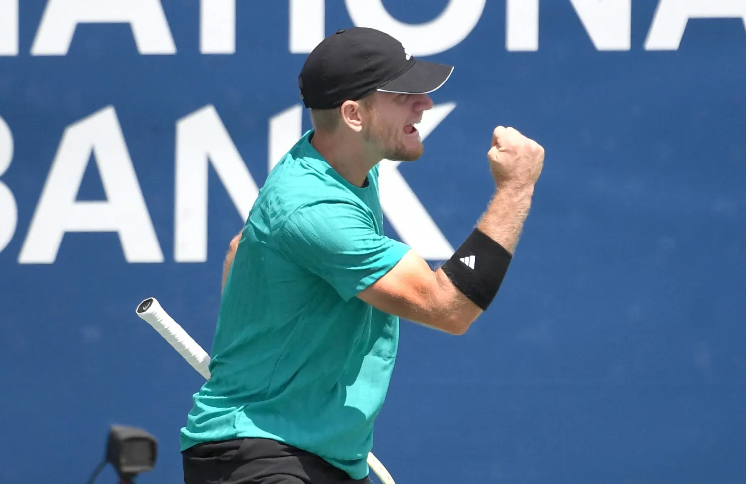 فوكينا محتفلا بفوزه (رويترز)