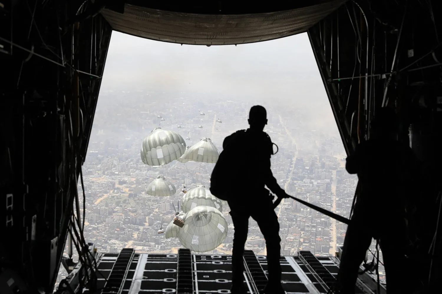 أرشيفية لعملية للجيش الأردني لإنزال مساعدات إنسانية جواً فوق شمال قطاع غزة (أ.ف.ب)