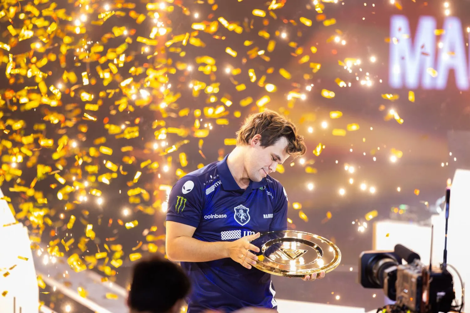 كارلسن حاملا كأس البطولة (الشرق الأوسط)