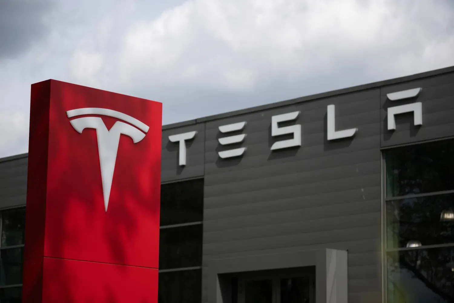 Bir oto galerisindeki Tesla logosu (DPA)