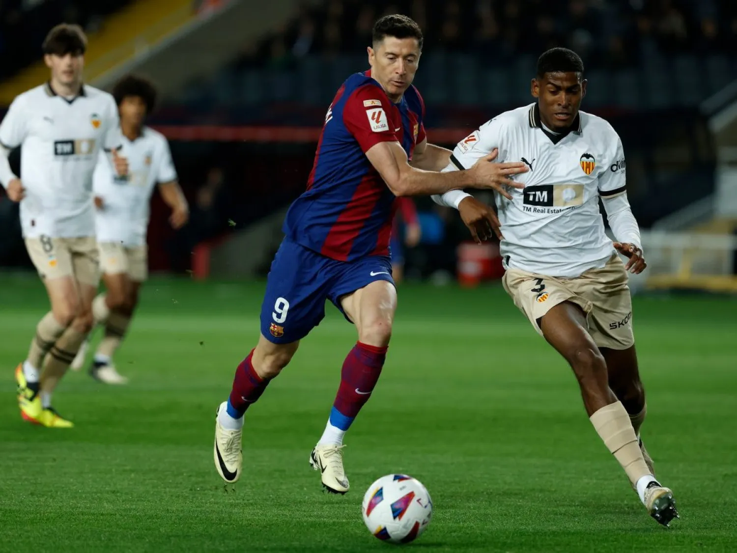 ليفاندوفسكي مازال عنصرا أساسيا في برشلونة (أ.ب)