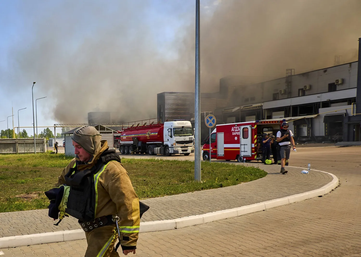 رجال إنقاذ في موقع تعرض لهجوم بمسيرات روسية في خاركيف (إ.ب.أ)