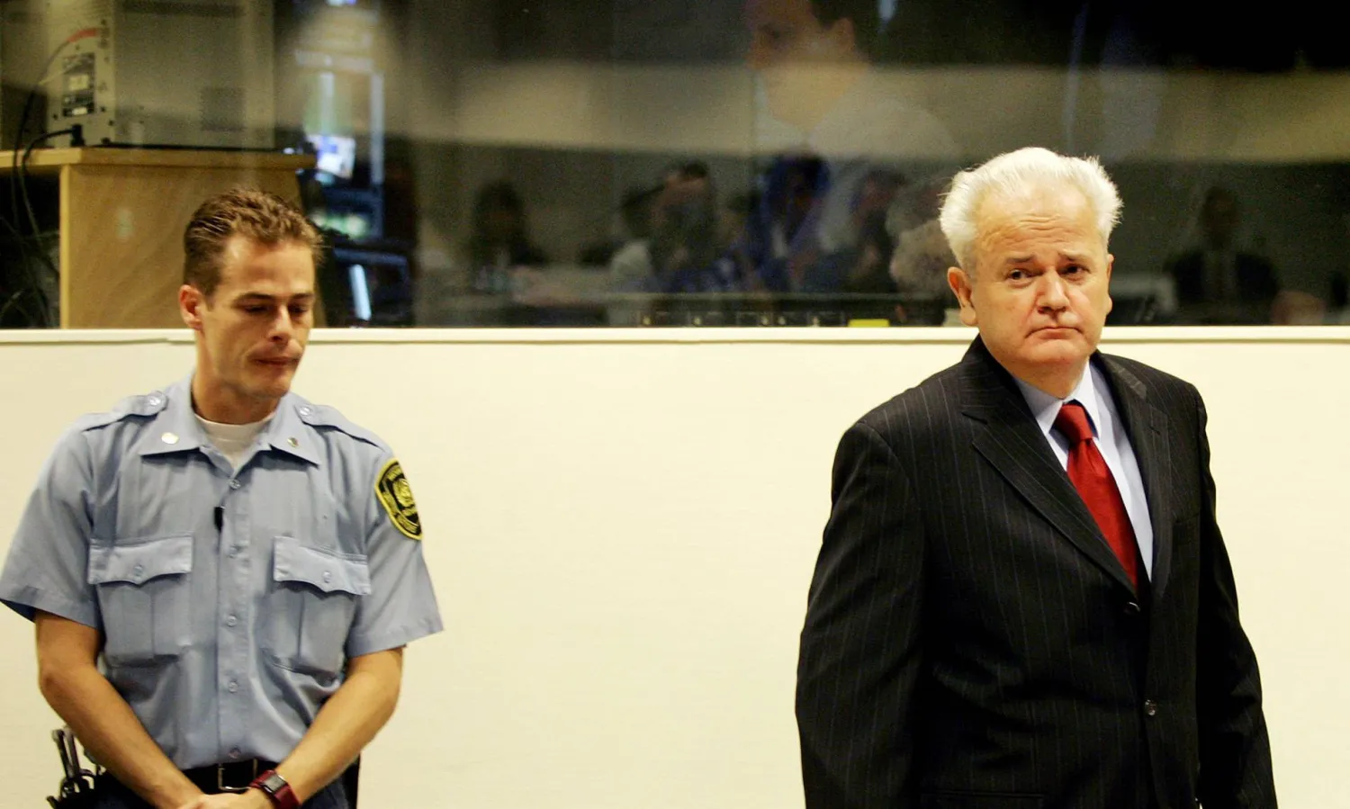 من محاكمة ميلوشيفيتش في لاهاي بهولندا بعد سقوط نظامه (أ.ب)