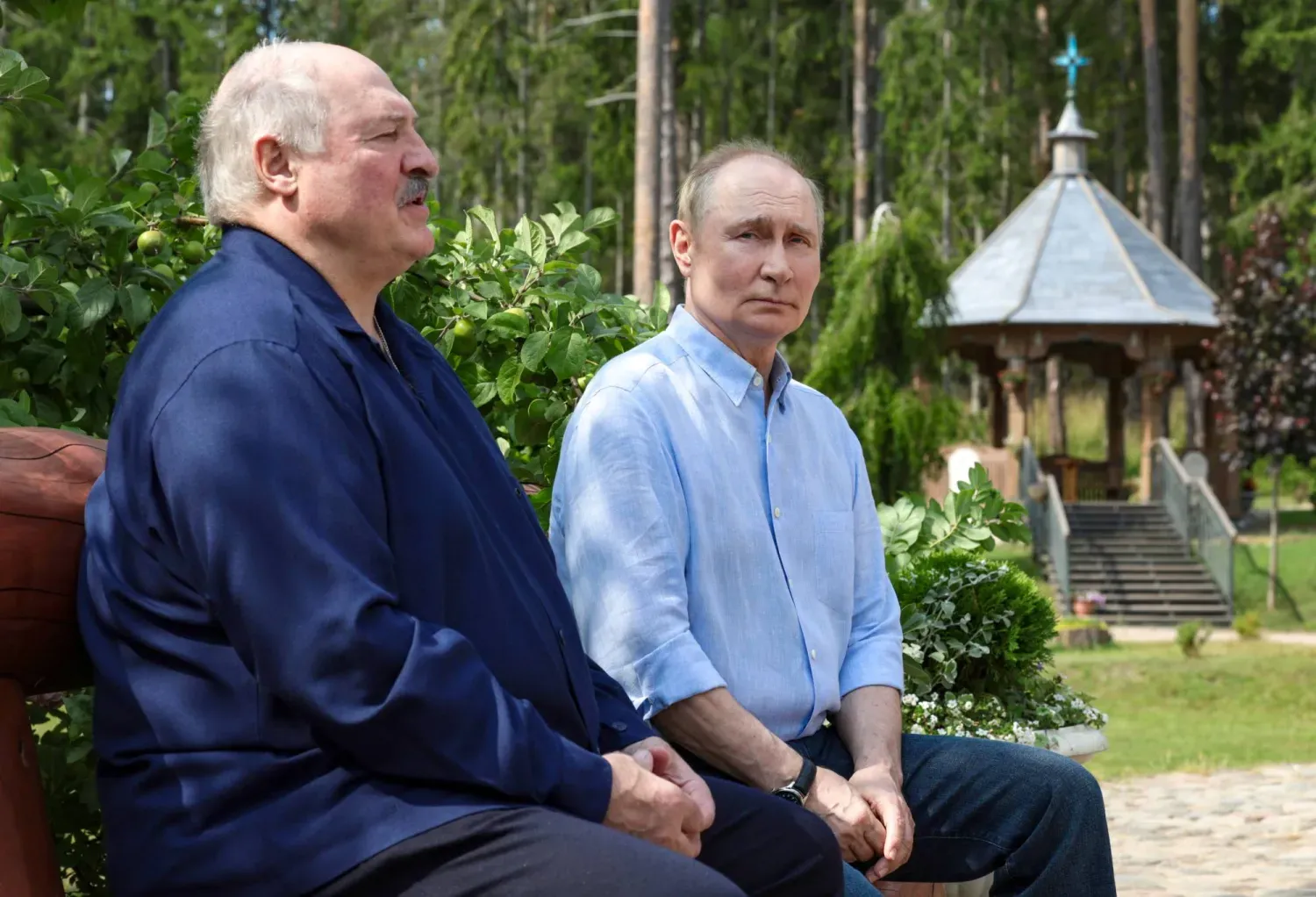 Putin, en yakın müttefiki Belarus Devlet Başkanı Aleksandr Lukaşenko ile birlikte sivil kıyafetlerle (EPA)