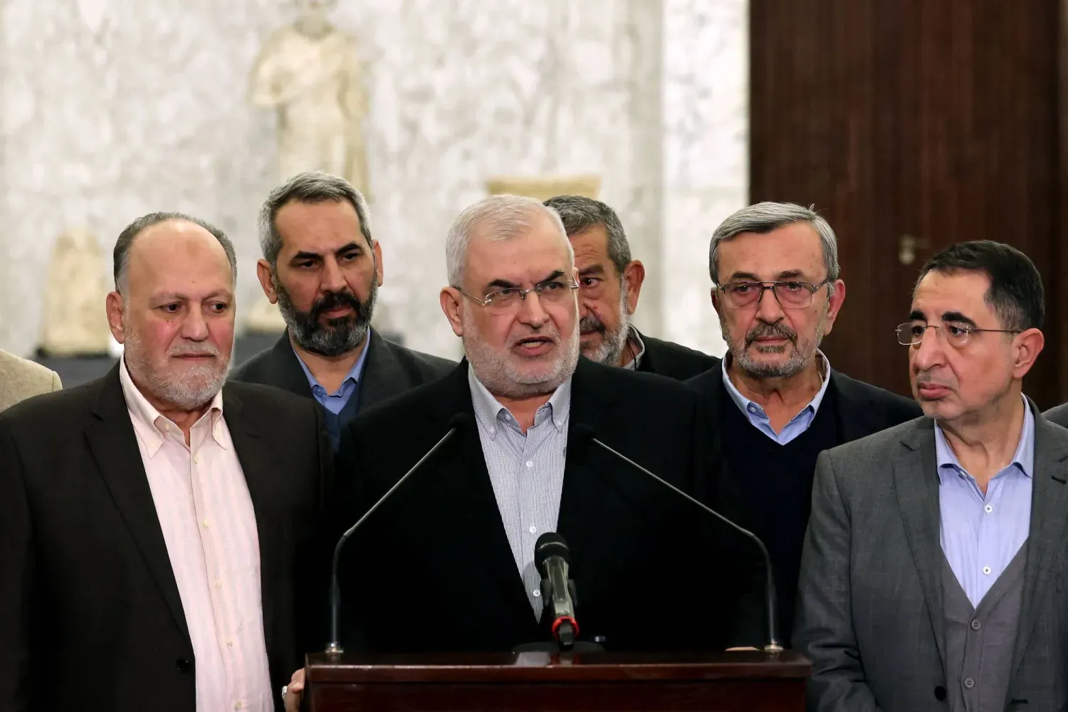 Hizbullah bloğunun lideri Milletvekili Muhammed Raad, Cumhurbaşkanı Joseph Avn ile daha önce yaptığı görüşmenin ardından Cumhurbaşkanlığı Sarayı'nda konuşma yapıyor (AFP)