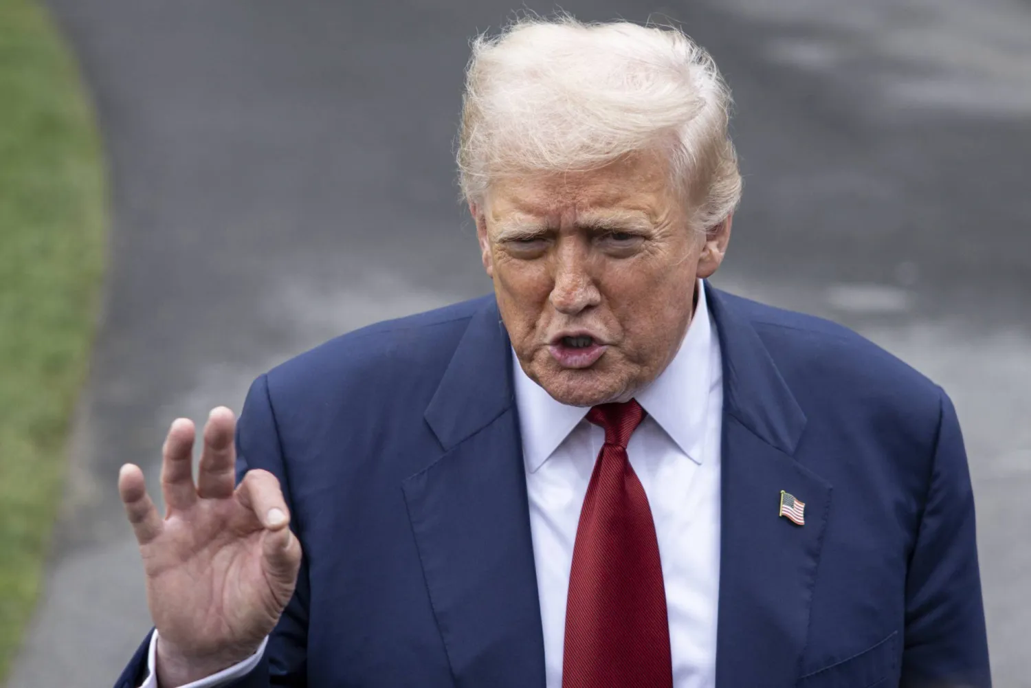 الرئيس الأميركي دونالد ترمب يتحدث إلى الصحافيين في البيت الأبيض (د.ب.أ)