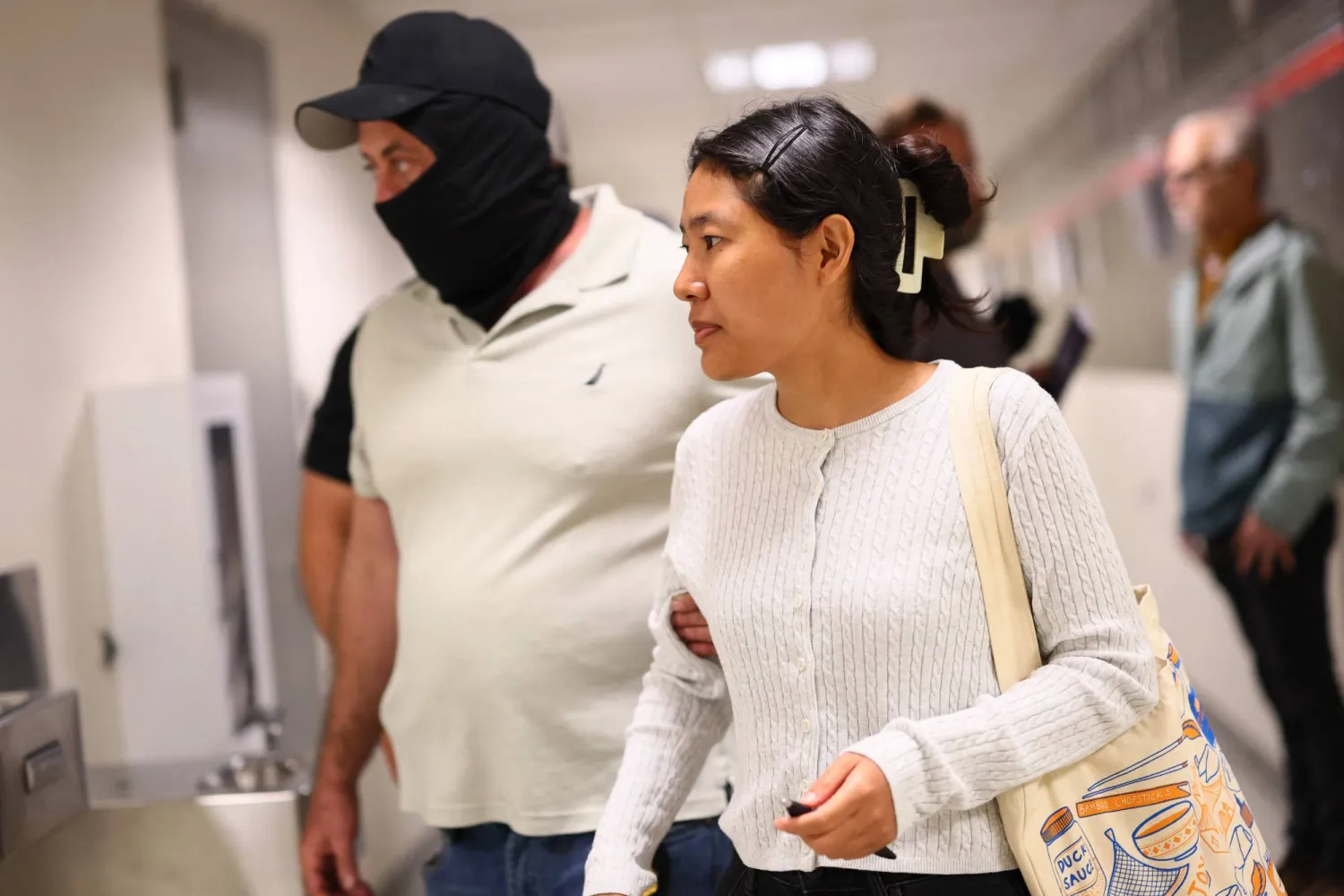 احتجز عملاء فيدراليون امرأة بعد خروجها من جلسة استماع في محكمة الهجرة بمبنى جاكوب ك. جافيتز الفيدرالي في مدينة نيويورك (أ.ف.ب)