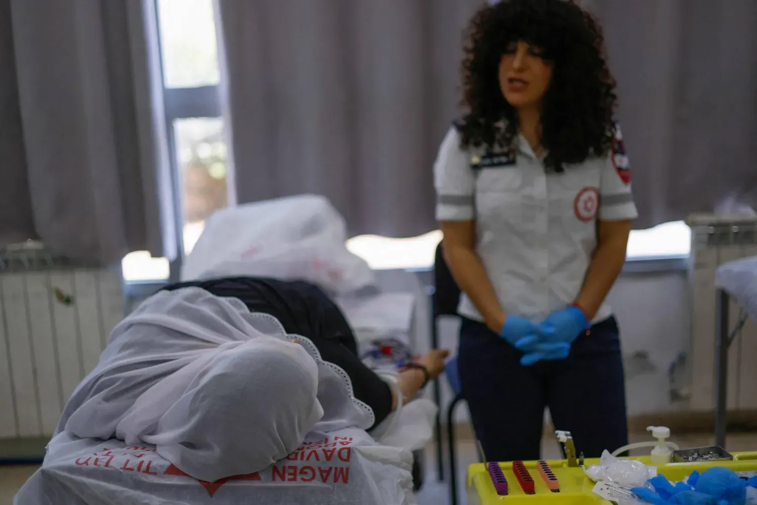  İsrail'in ilhak ettiği Golan Tepeleri'nde yaşayan bir Dürzi, Suriye'nin güneyindeki Suveyda vilayetinde yaşayan mezhep mensupları için Masada köyünde düzenlenen kan bağışı kampanyasına katıldı. (AFP)