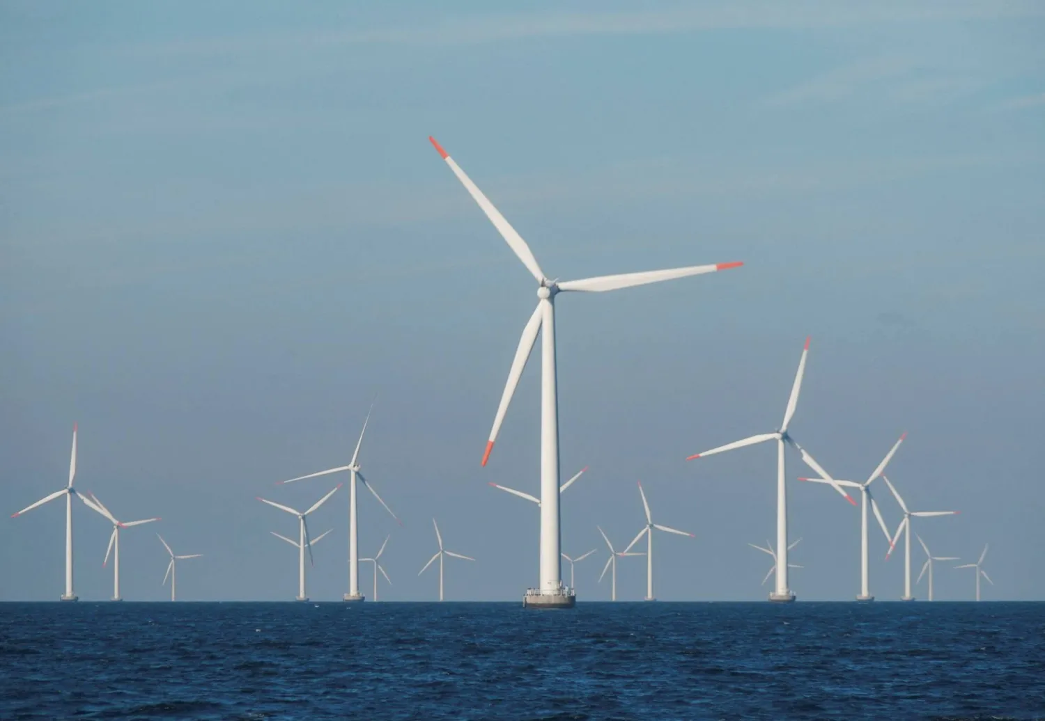 مراوح هوائية عملاقة في عرض البحر لتوليد الكهرباء (رويترز)