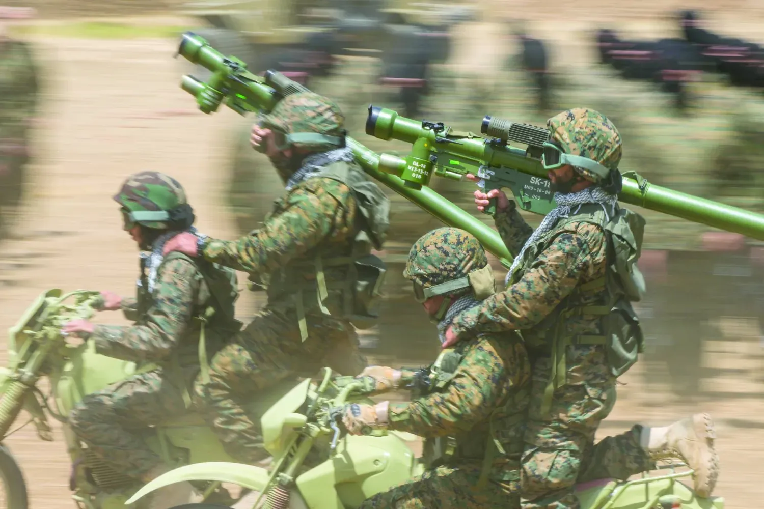 Mayıs 2023'te Güney Lübnan'da düzenlenen bir askeri tatbikat sırasında Hizbullah mensupları (Arşiv – AP)