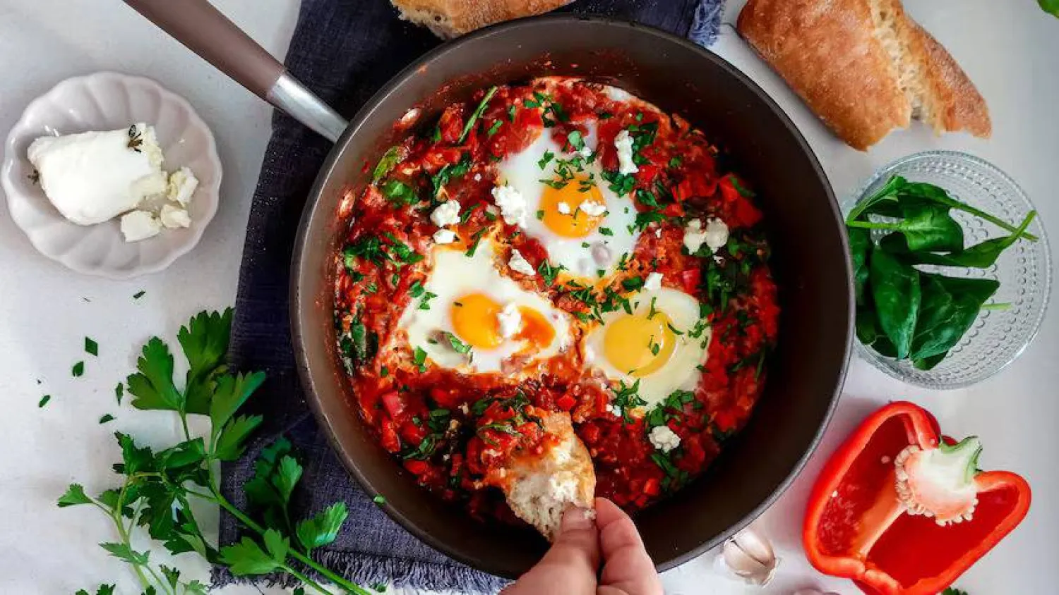 ينصح الخبراء بتناول البيض والجبن القريش في وجبة الإفطار (أرشيفية - شبكة إيه بي سي الأميركية)