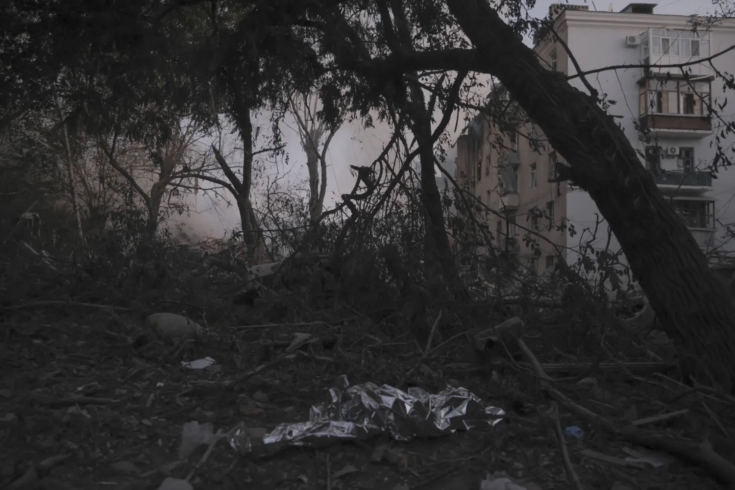 جثة مدني ملقاة على الأرض بعد غارة جوية روسية في كراماتورسك بأوكرانيا (أ.ب)