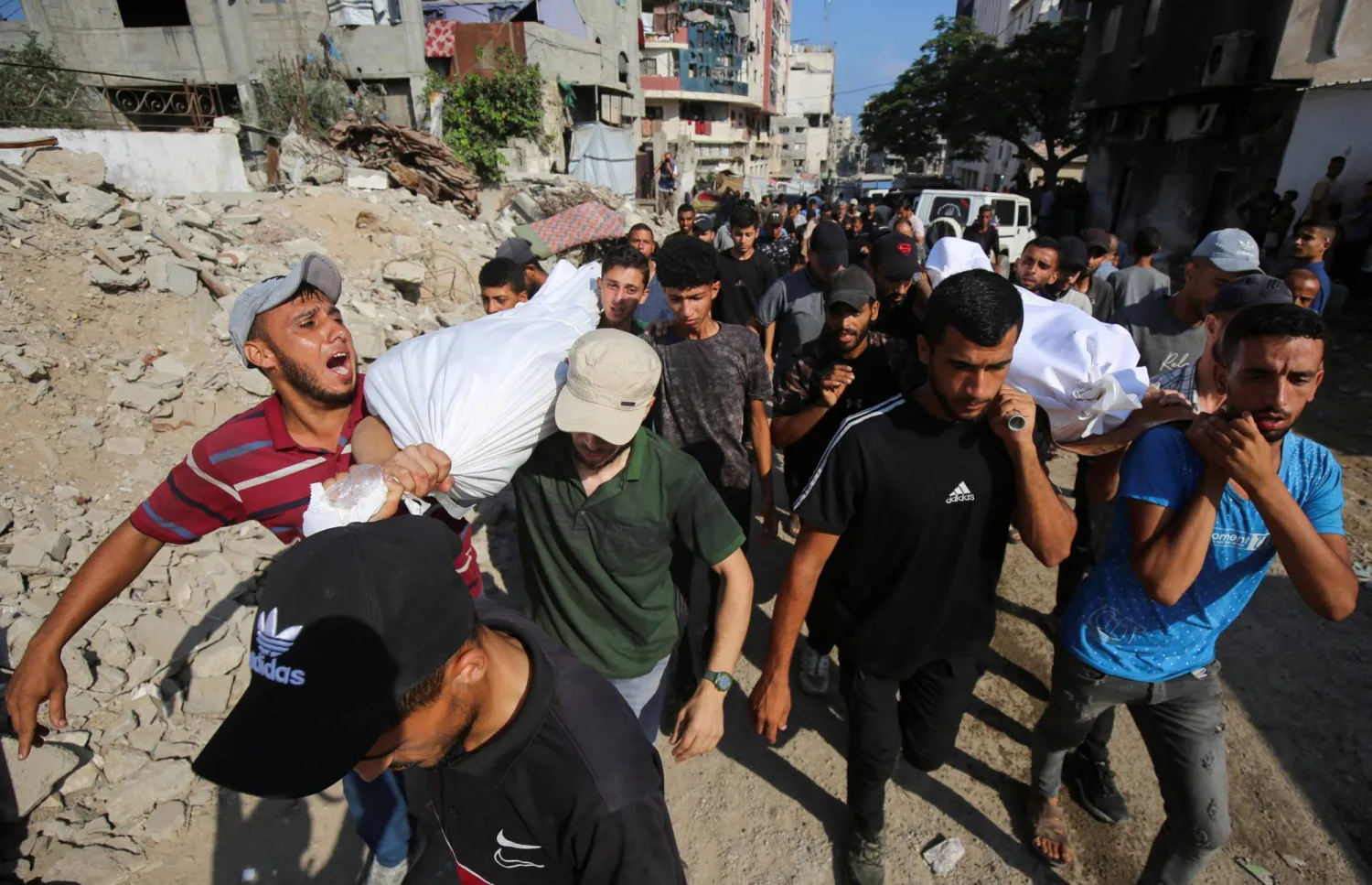 تشييع فلسطينيين قتلوا بنيران إسرائيلية خلال محاولتهم تسلم مساعدات غذائية الجمعة بحسب أطباء في مستشفى الشفاء (رويترز)