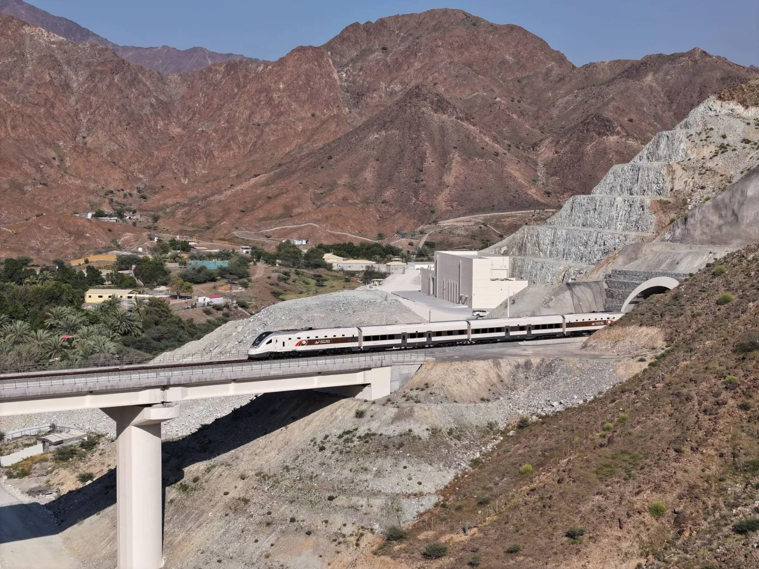 «قطار الاتحاد» الذي سيربط 11 مدينة في الإمارات (وام)