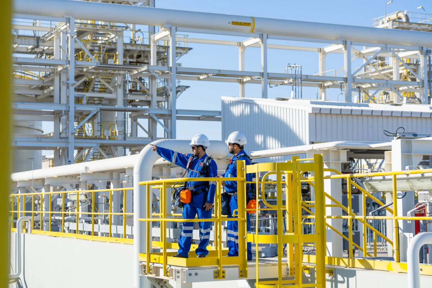 فنّيان يتابعان أعمالهما في منشأة للغاز بسلطنة عمان (إكس)