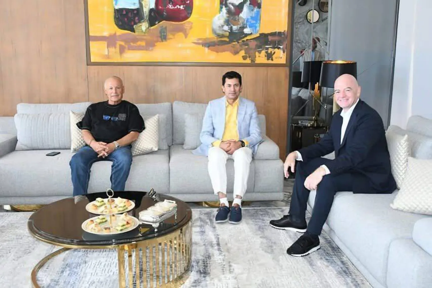 جياني إنفانتينو رئيس «فيفا» مع أشرف صبحي وهاني أبو ريدة (الاتحاد المصري)