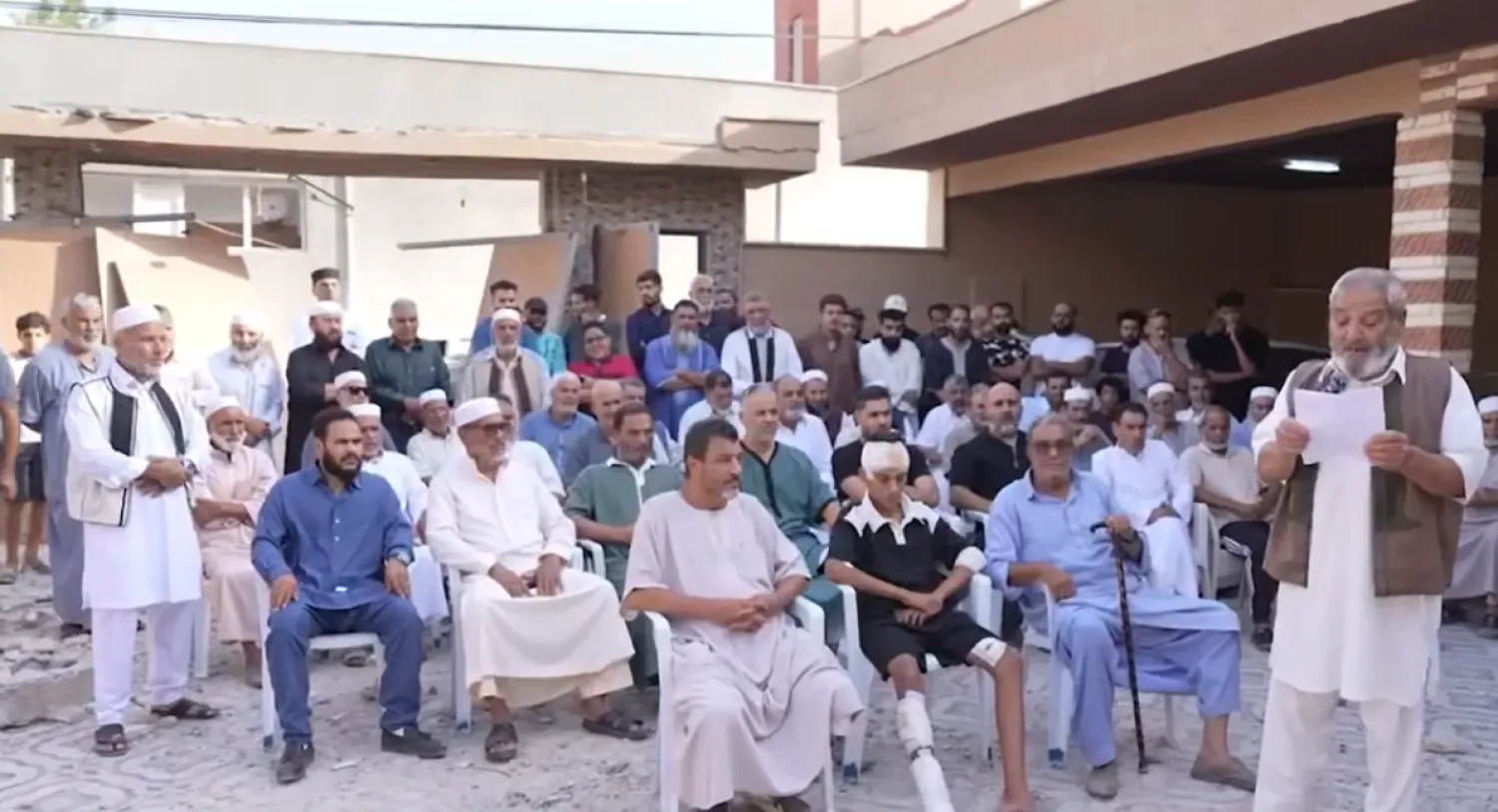 أهالي الزاوية خلال عرض بيانهم الرافض لقصف المدينة (الأهالي)