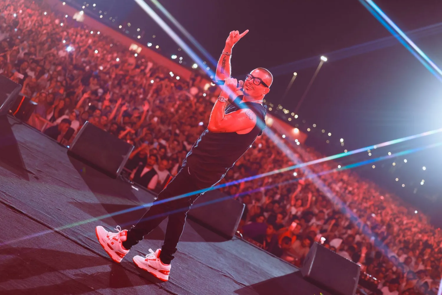 الجمهور شارك عمرو دياب في أداء بعض أغانيه (عمرو دياب)