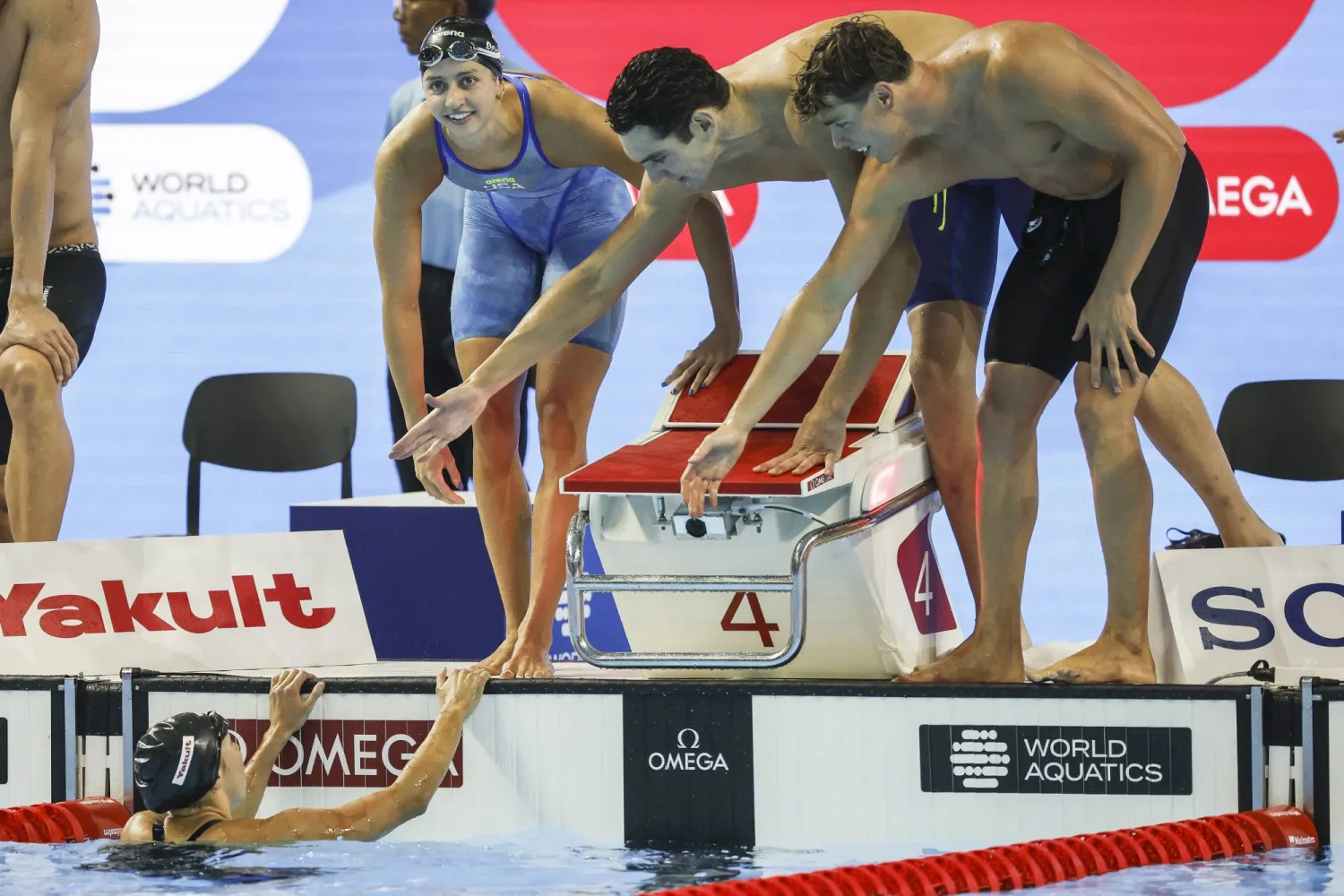 الفريق الأميركي يحتفل بذهبية سباق 100x4 م مختلط (إ.ب.أ)