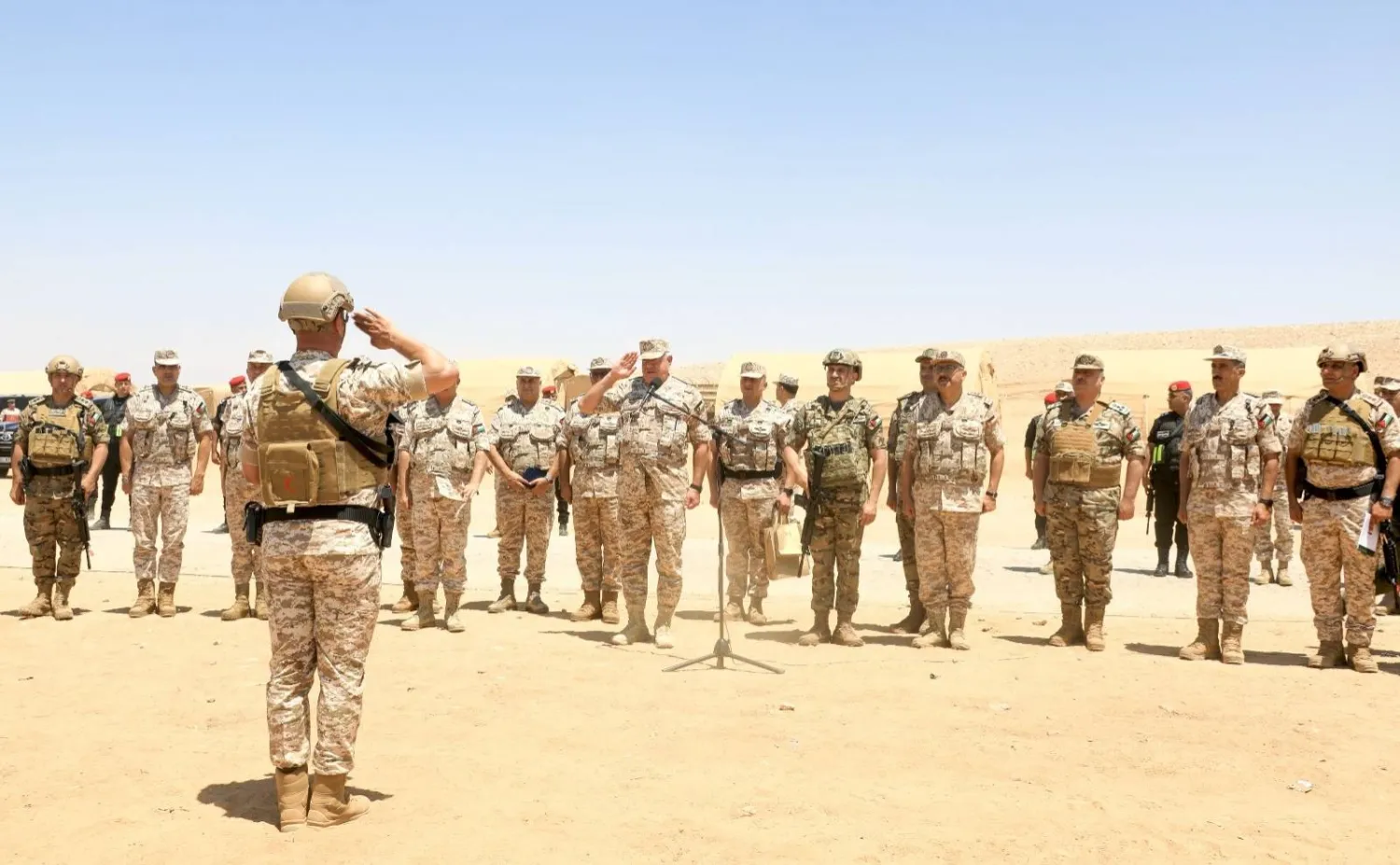 رئيس هيئة الأركان المشتركة الأردني يزور الوحدات النوعية المنتشرة ضمن منطقة حدود جابر على الحدود مع سوريا (القوات المسلحة)