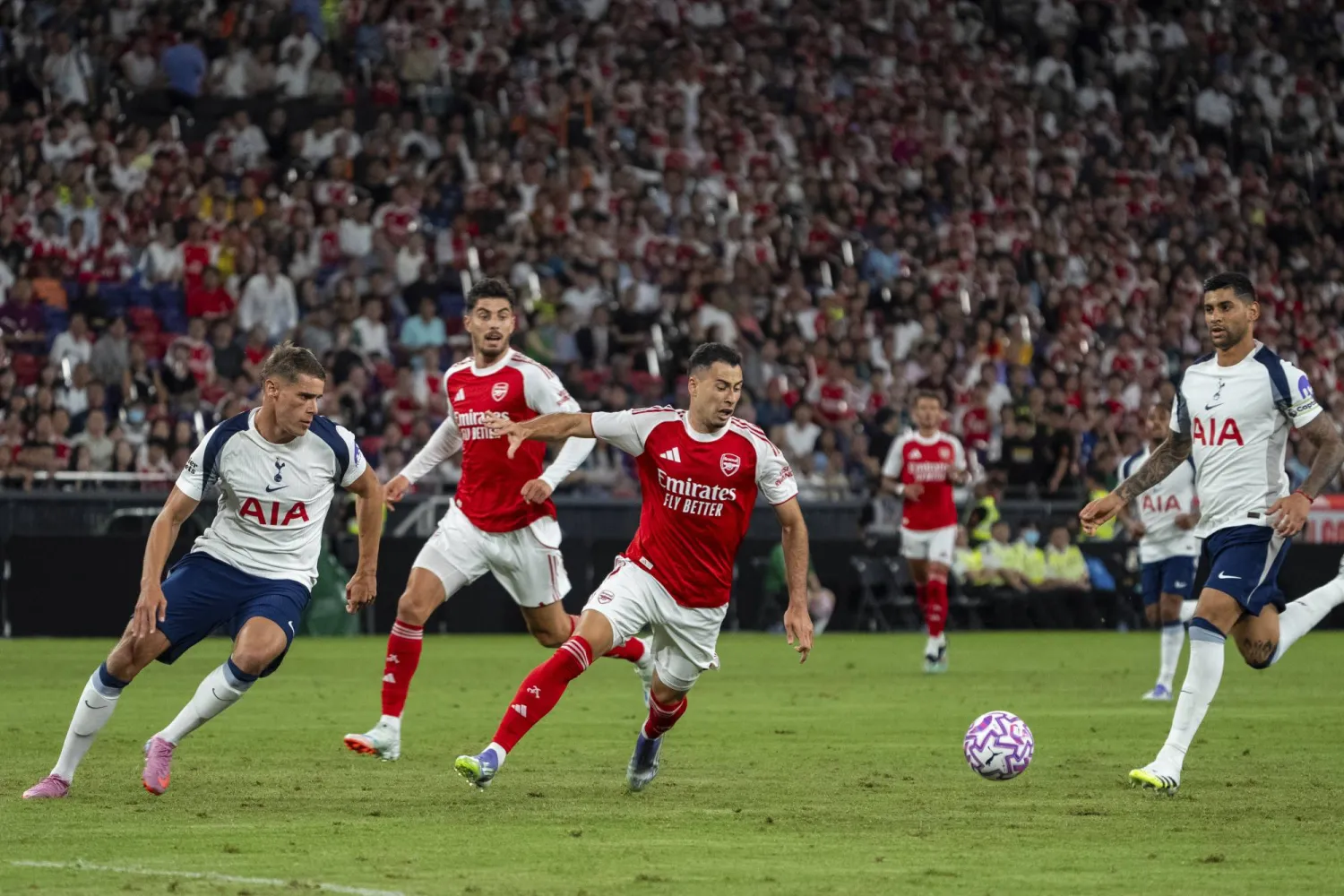 مهاجم آرسنال مارتينيلي (وسط) خلال هجمة لفريقه في المباراة الودية التي فاز فيها توتنهام 1- صفر (أ.ب)