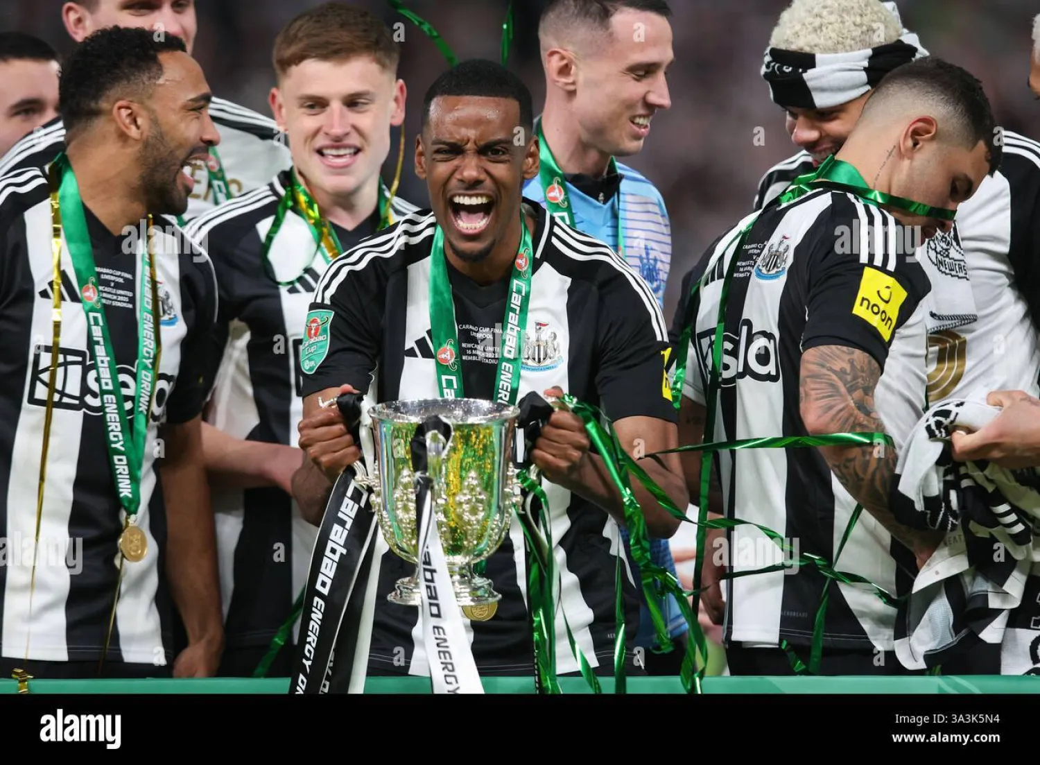 سجل إيزاك الهدف الحاسم في نهائي كأس رابطة الأندية الإنجليزية المحترفة (غيتي)