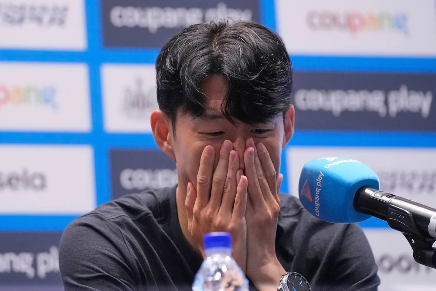 سون يعلن رحيله عن توتنهام متاثراً (أ.ب)