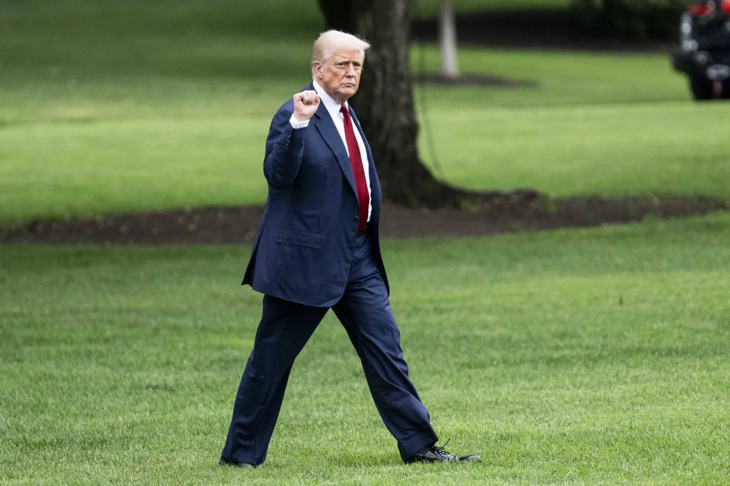 01 August 2025, US, Washington: US President Donald Trump holds up a fist while walking towards Marine One on the South Lawn, before departing to Bedminster. Photo: Michael Brochstein/ZUMA Press Wire/dpa