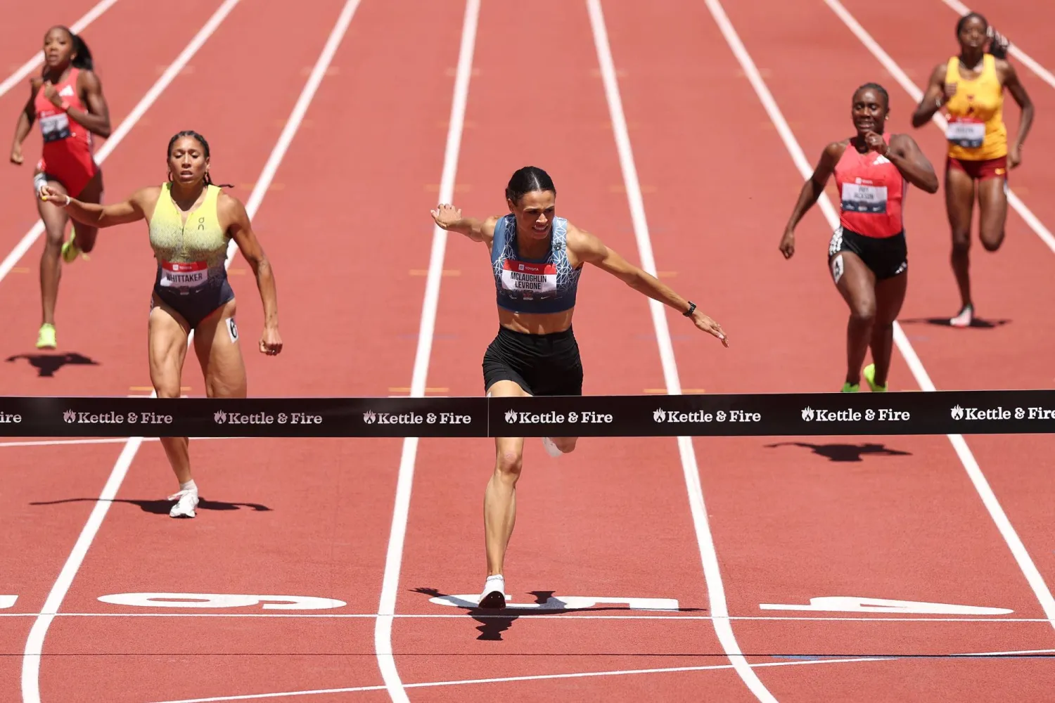 ماكلافلين عند خط النهاية (أ.ف.ب)