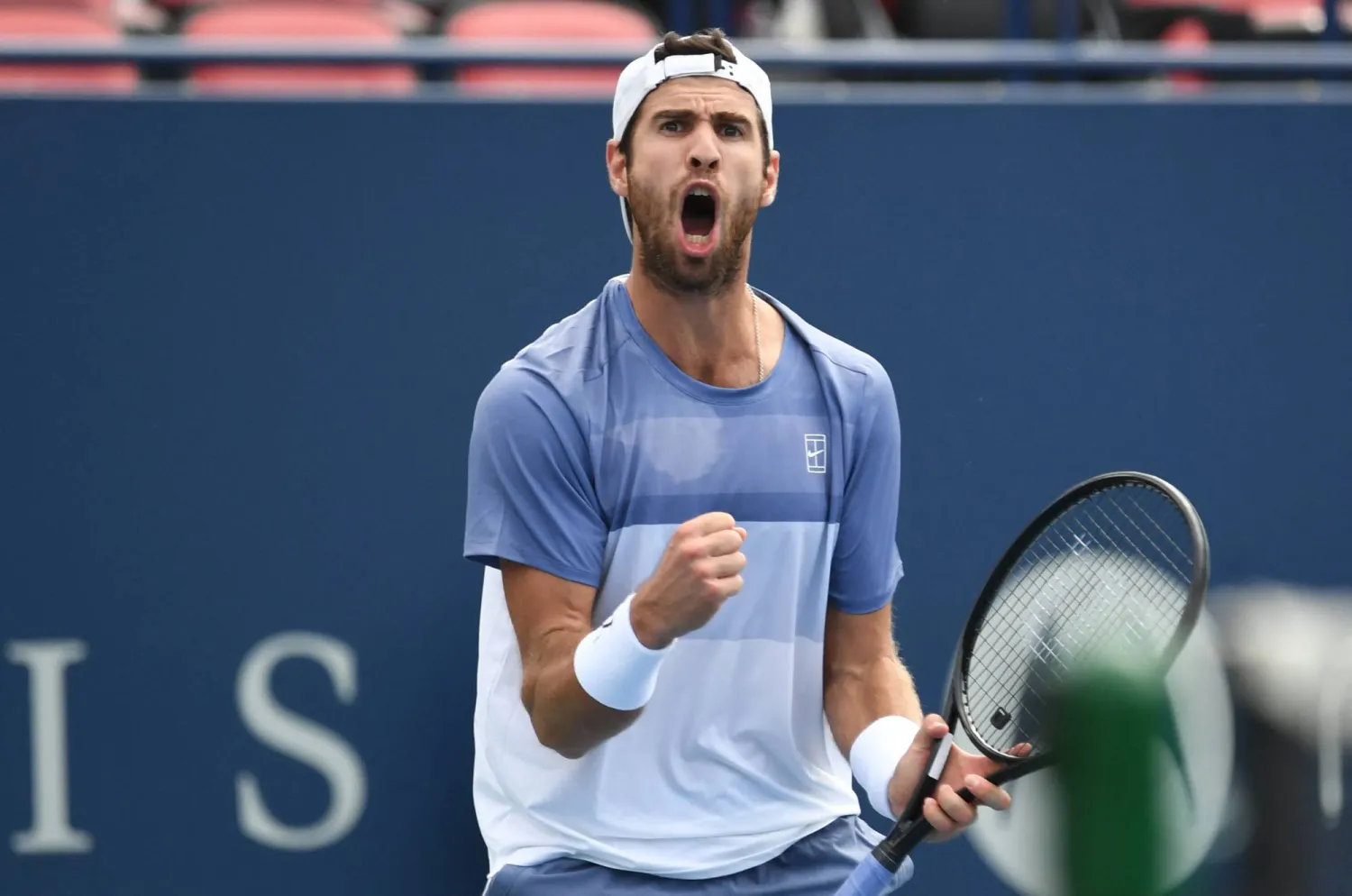 خاتشانوف محتفلا بفوزه (رويترز)