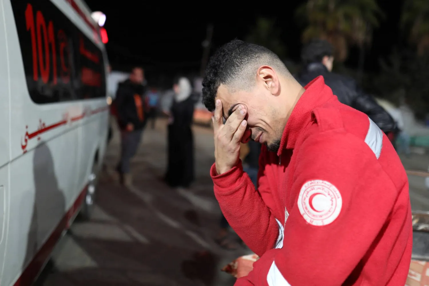 أرشيفية لمسعف فلسطيني بعد مقتل عدد من أعضاء الهلال الأحمر الفلسطيني بغارة إسرائيلية على سيارة إسعاف في دير البلح وسط غزة (رويترز)