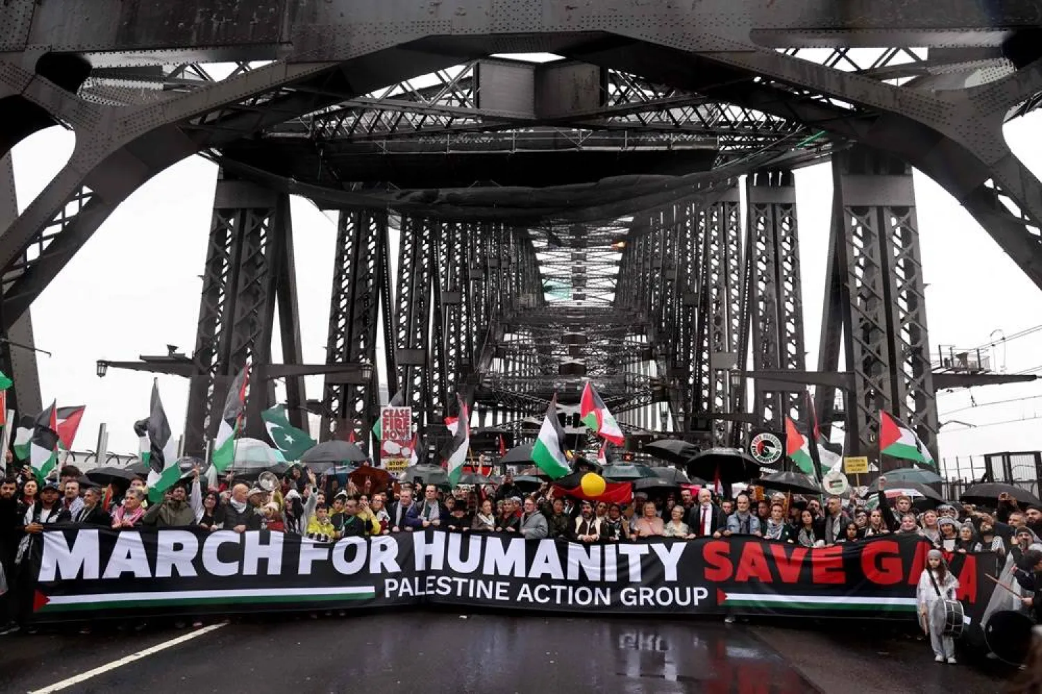  Demonstrators cross the Sydney Harbor Bridge during a pro-Palestinian rally against Israel's actions and the ongoing food shortages in the Gaza Strip, in Sydney on August 3, 2025. (AFP) 