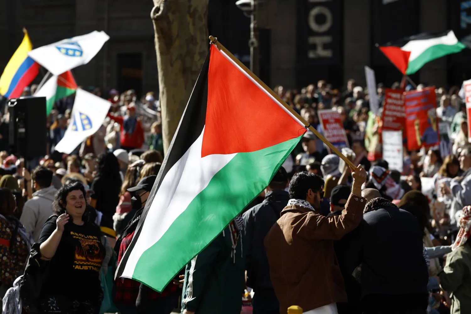 متظاهرون يشاركون في مسيرة «فلسطين حرة» في مكتبة ولاية فيكتوريا بملبورن (د.ب.أ)