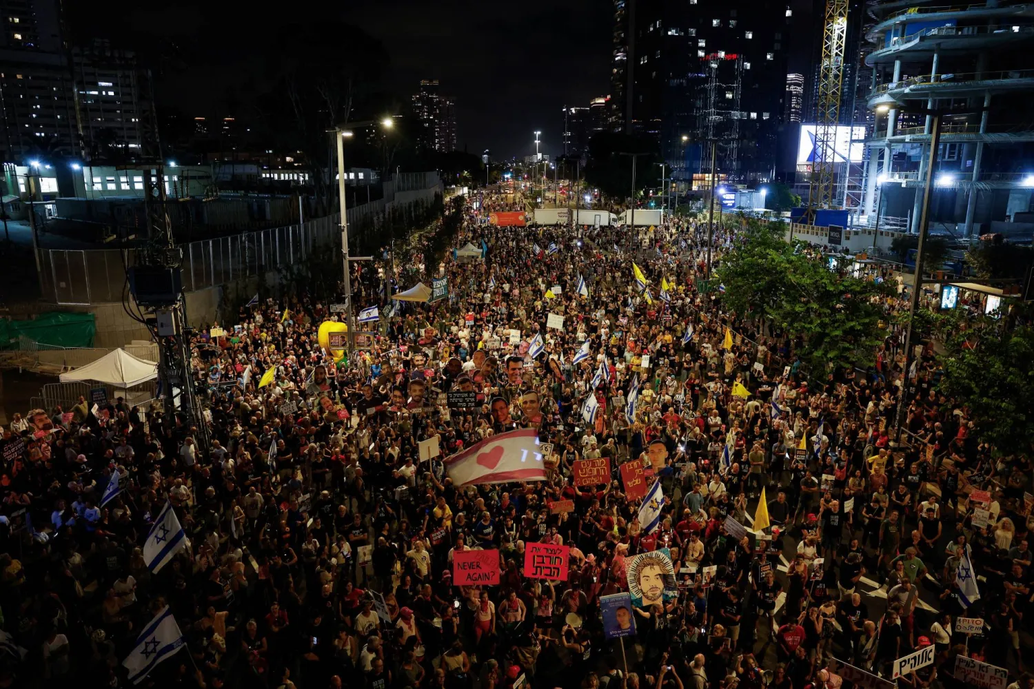 جانب من المظاهرات في تل أبيب (رويترز)
