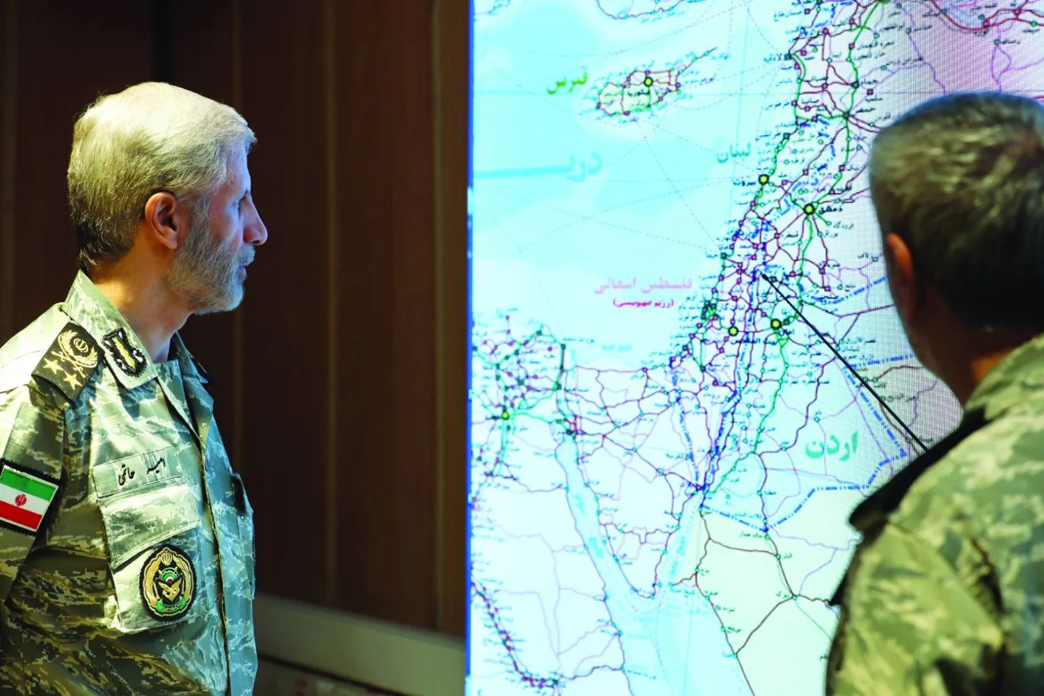 صورة وُزعت لقائد الجيش الإيراني أمير حاتمي لدى حضوره اجتماعاً في مكان غير معلن بإيران (الجيش الإيراني - رويترز)