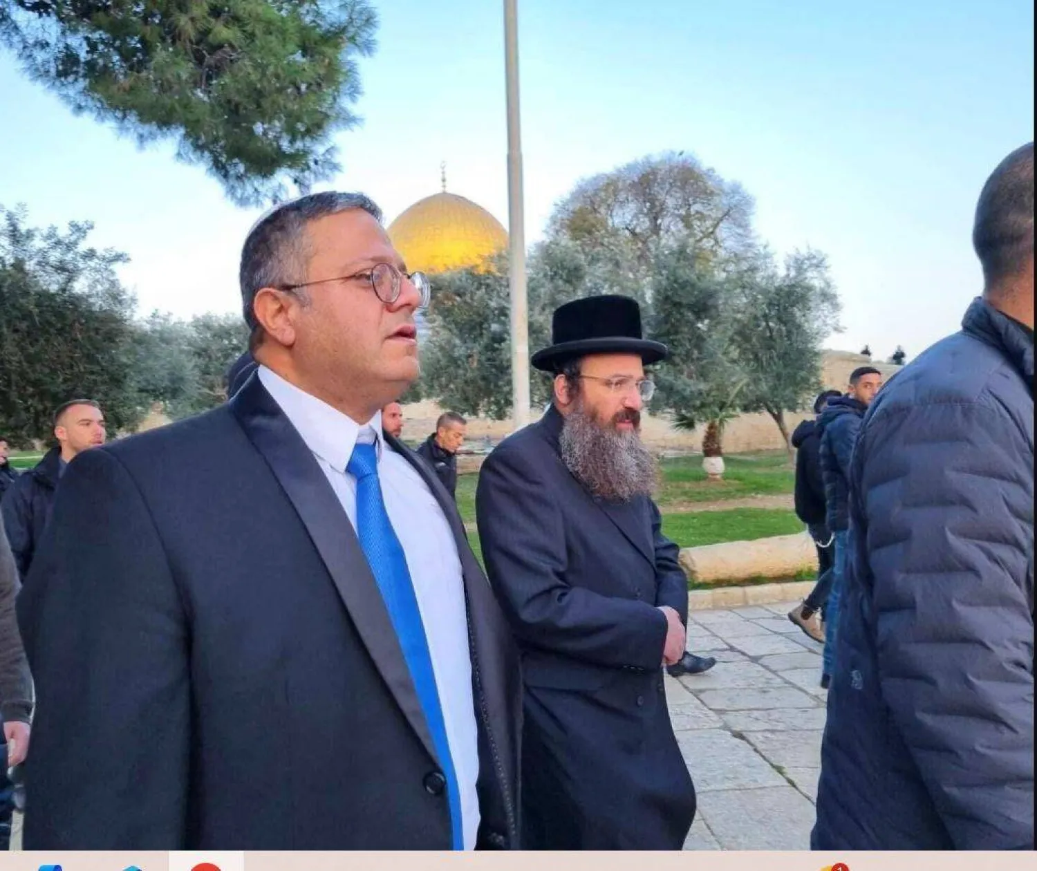 بن غفير مع المستوطنين في محيط المسجد الأقصى (وفا)