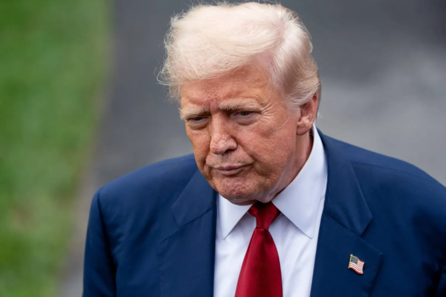 الرئيس دونالد ترمب يتحدث إلى الصحافيين في حديقة البيت الأبيض (د.ب.أ)