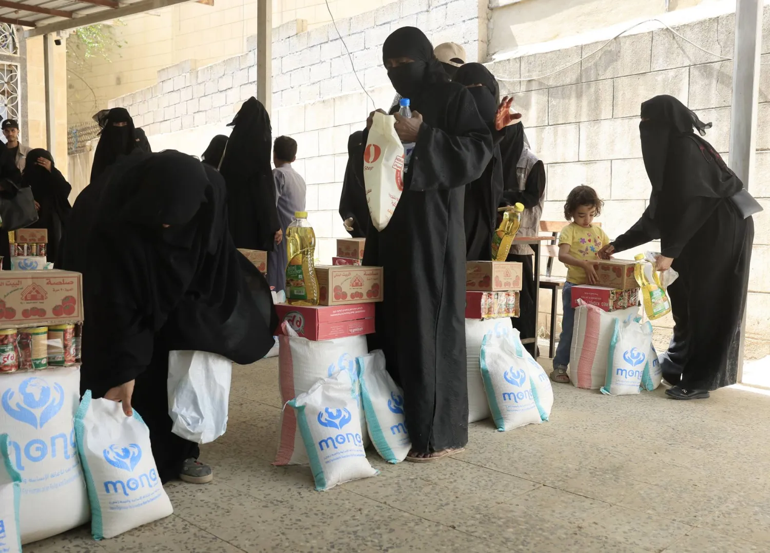 ملايين اليمنيين يعتمدون بشكل أساسي على المساعدات الإنسانية الدولية (إ.ب.أ)