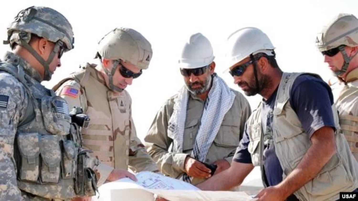 مهندسون أميركيون وأفغان يراجعون مخططات مشروع سابق (يوساف)