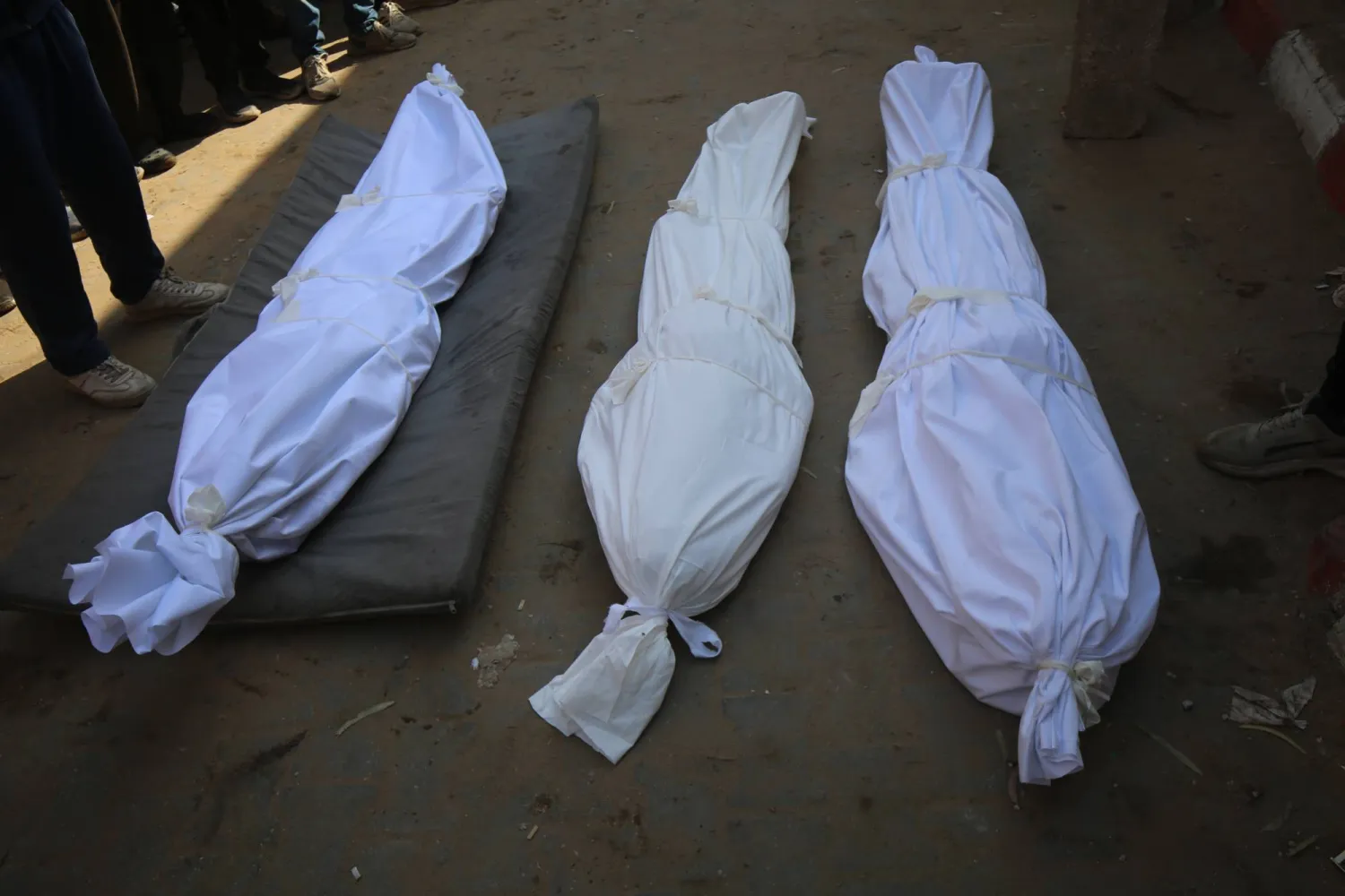 جثث فلسطينيين قُتلوا بنيران إسرائيلية في أثناء محاولتهم الحصول على مساعدة في مستشفى الشفاء (إ.ب.أ)