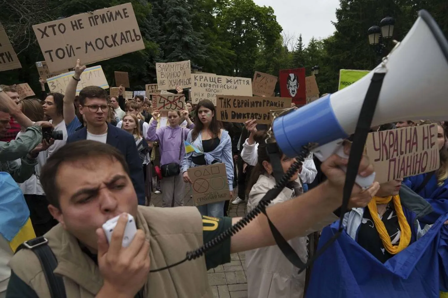  Participants gather at a protest against a law targeting anti-corruption institutions in front of the Ukrainian parliament in Kyiv, Ukraine, Thursday, July 31, 2025. (AP)