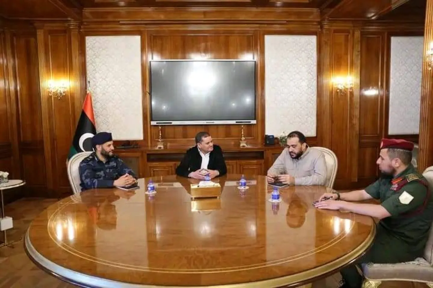 لقاء سابق يجمع الدبيبة مع قيادات عسكرية وأمنية تابعة لحكومته (مكتب الدبيبة)